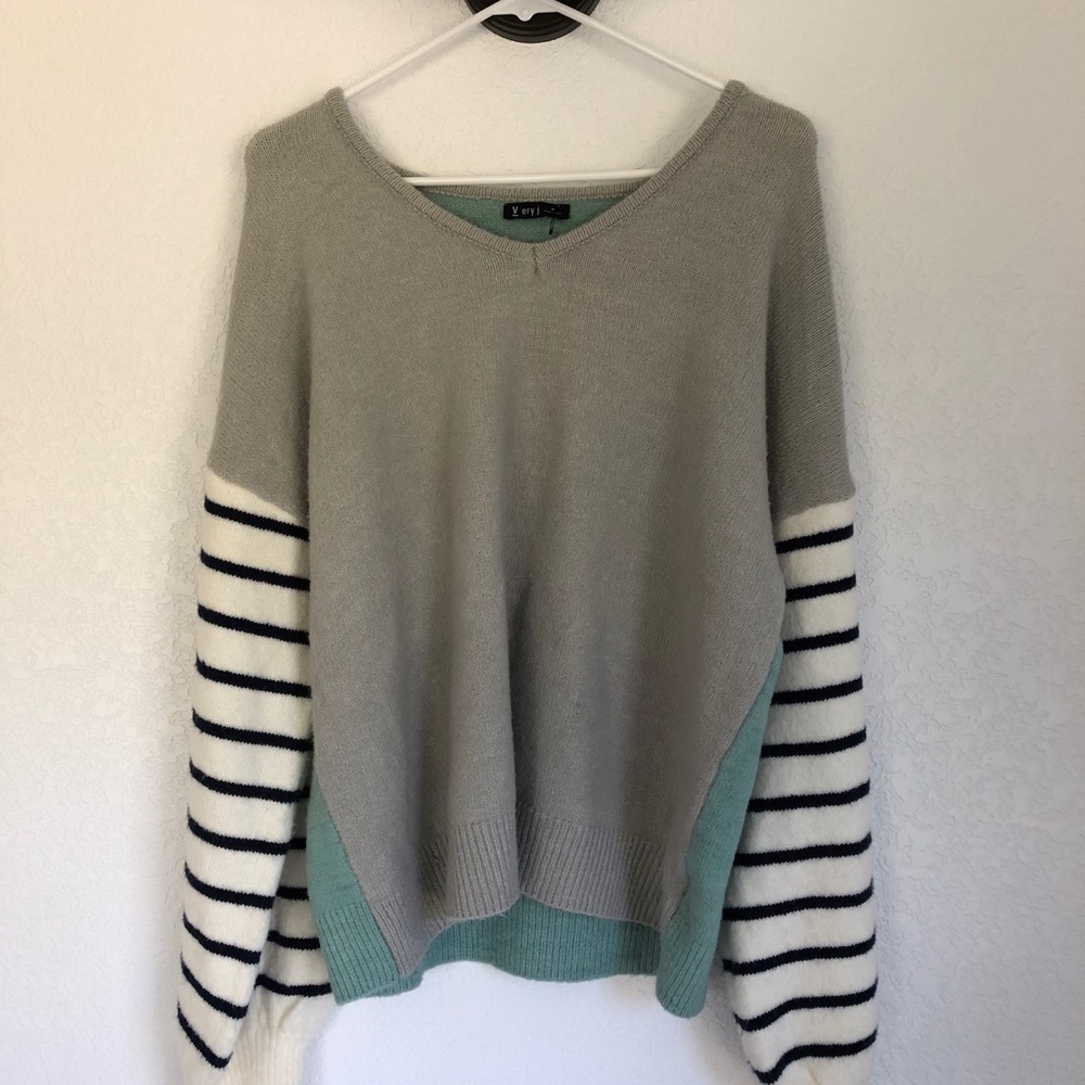 Very J Women’s Medium Sweater